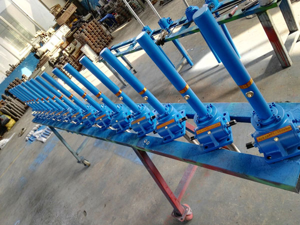 24臺10噸絲桿升降機(jī)準(zhǔn)備包裝發(fā)貨