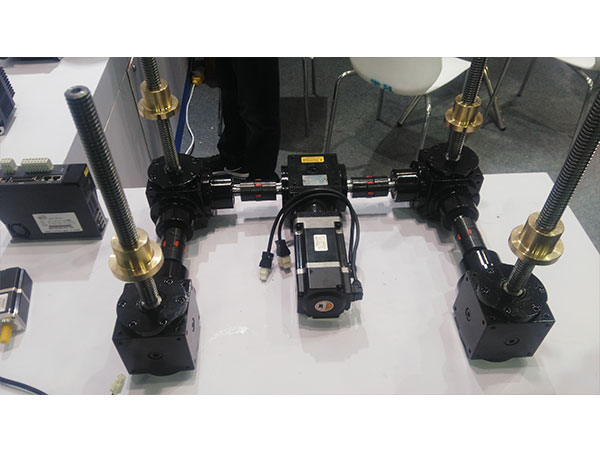 聯(lián)動平臺升降機